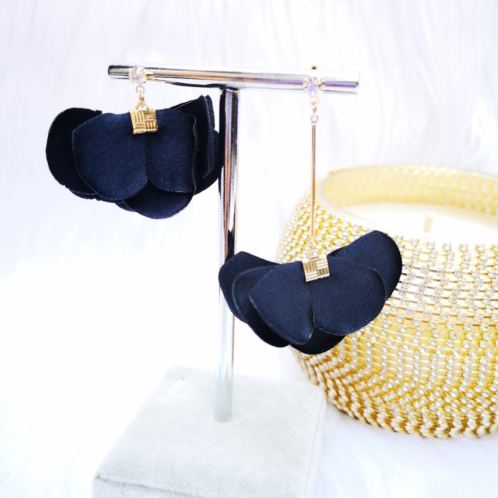 Qbe Petal High-Low Rhinestones Earrings Deep Blue